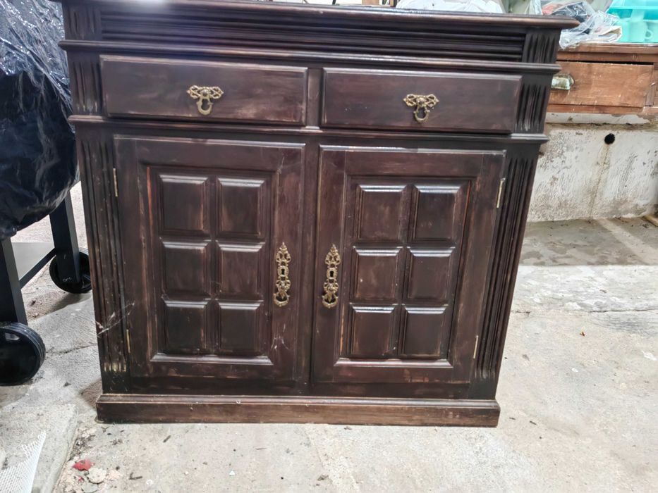 Móvel antigo em madeira maciça – robusto e pronto a usar