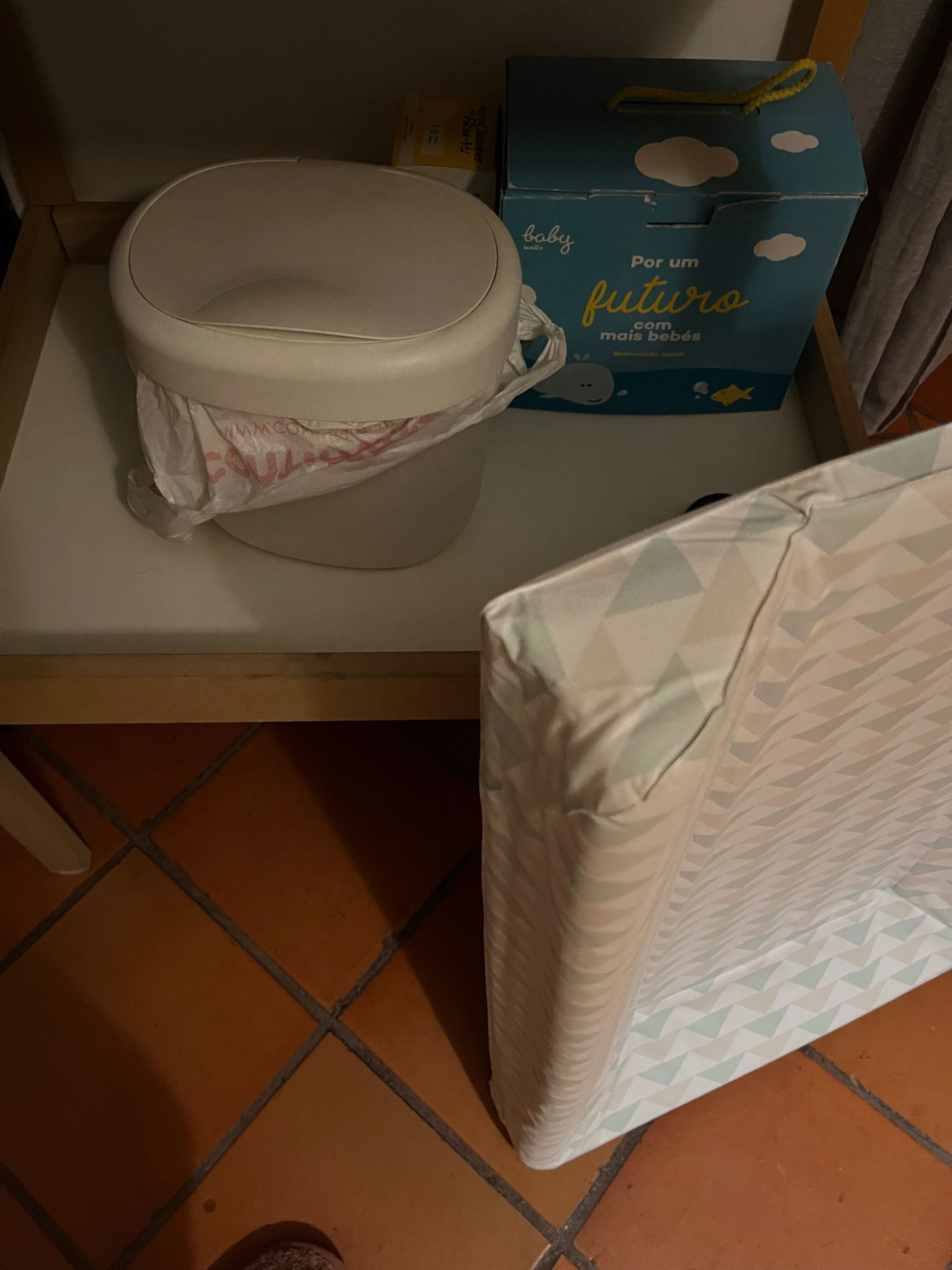 Fraldario muda fraldas IKEA com suportes