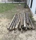 Steple i drewno z budowy