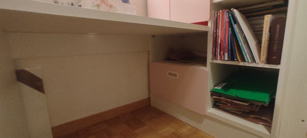 Cama alta com secretária