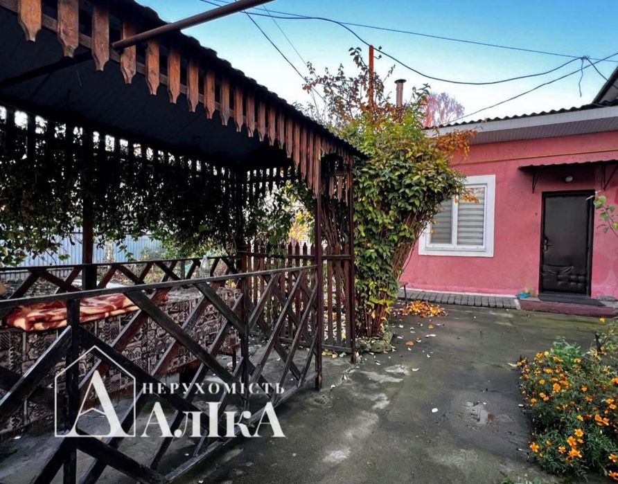 Продам частину будинку з власним двором