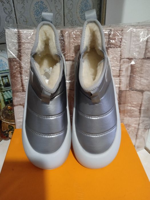 Продам женские стильные дутики.