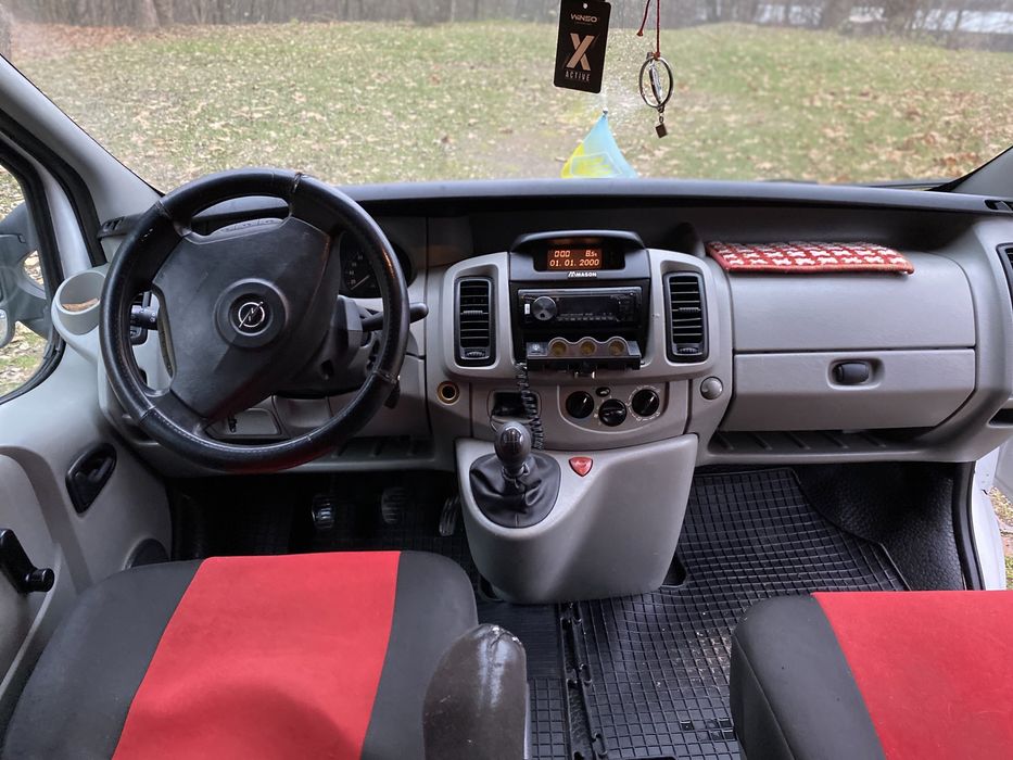 Opel Vivaro 2004 рік 1.9 довга база