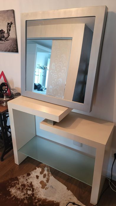 Conjunto em madeira maciça (consola + espelho) em muito bom estado.