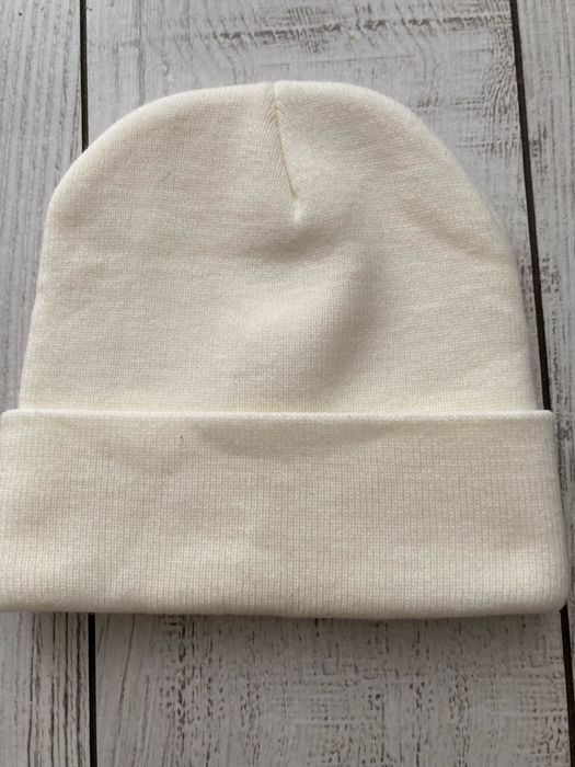 Жіноча шапка білого кольору