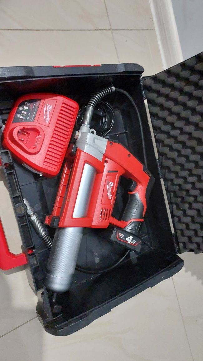 Шприц для змащування акумуляторний MILWAUKEE, M12 GG