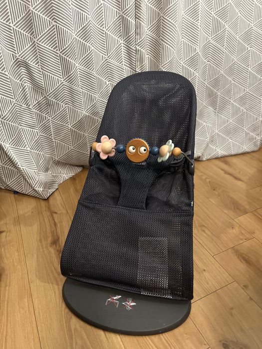 Leżaczek Babybjorn Bliss Mesh Antracyt + zabawka
