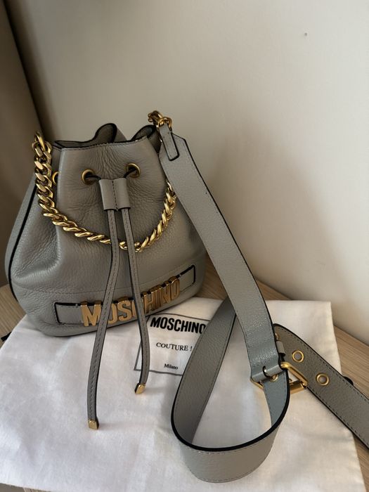 Moschino skórzana torebka worek bucket na regulowanym i odpinamy pasku