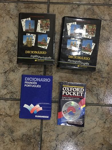 Dicionários variados novos.