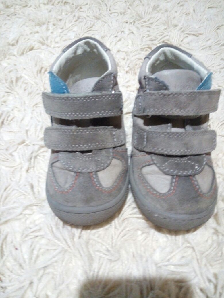 Продам детские легкие полностью кожанные ботиночки Primigi 23р