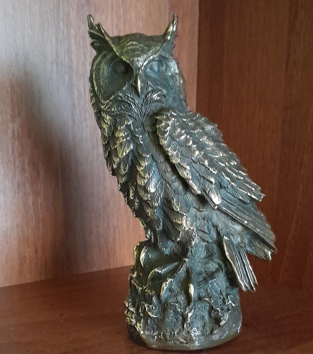 Латунна статуетка сови.