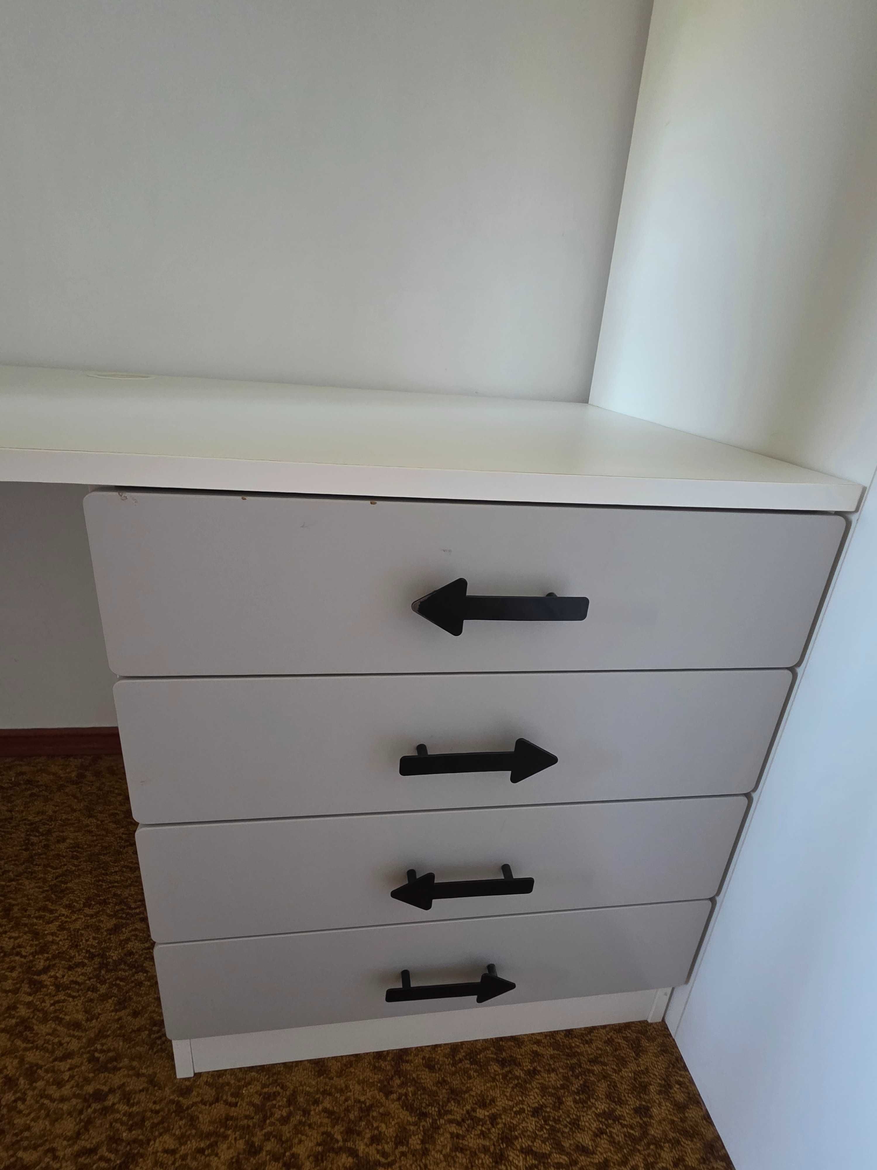 Cama alta com secretária