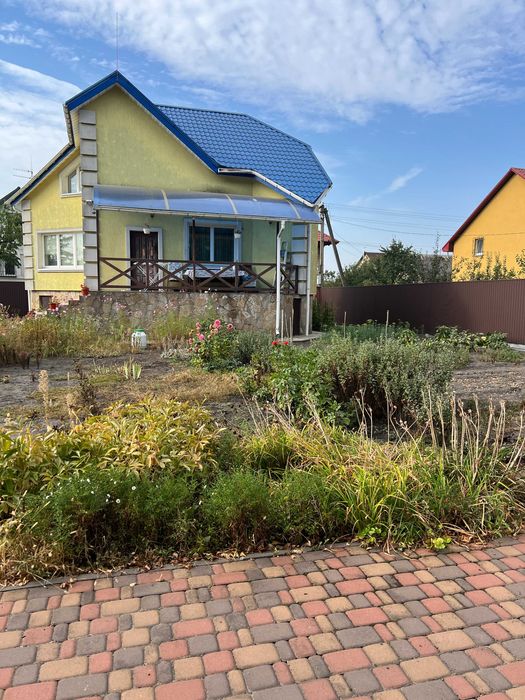 Продаж двоповерхового будинку з сауною напроти лісу.