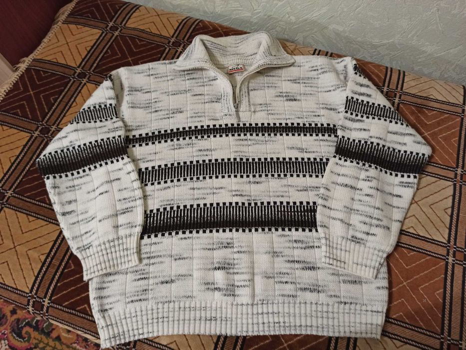 Мужской теплый свитер под горло