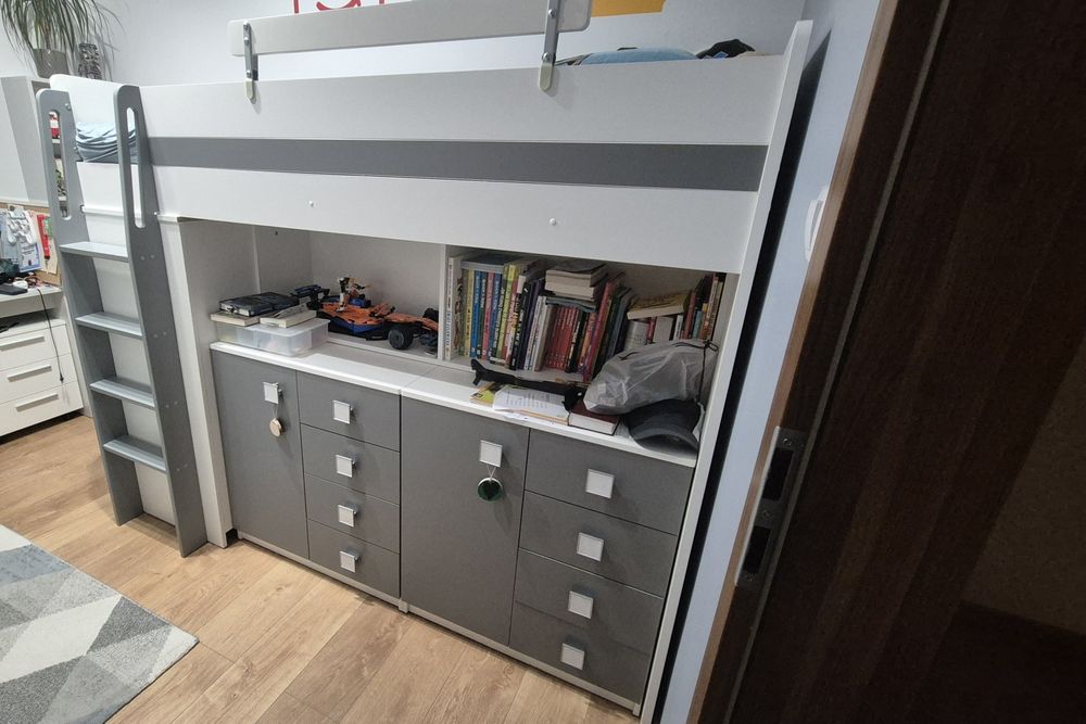 Łóżko antresola pietrowe z szafą I komodami