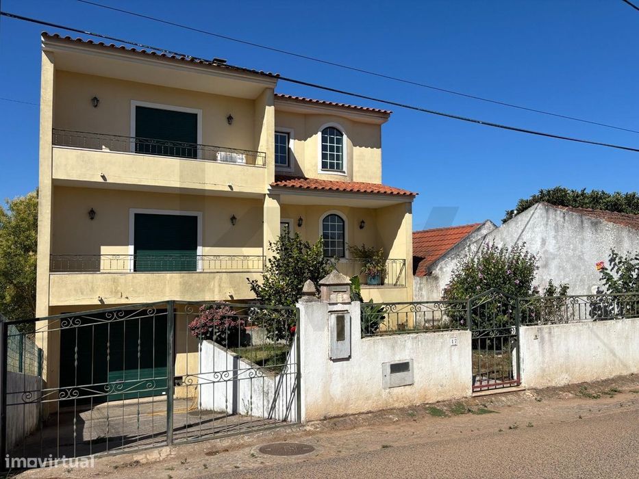 Moradia T3 em Vidais: O seu Refúgio a Dois Passos de Tudo