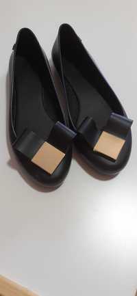 Sapatos pretos Melissa