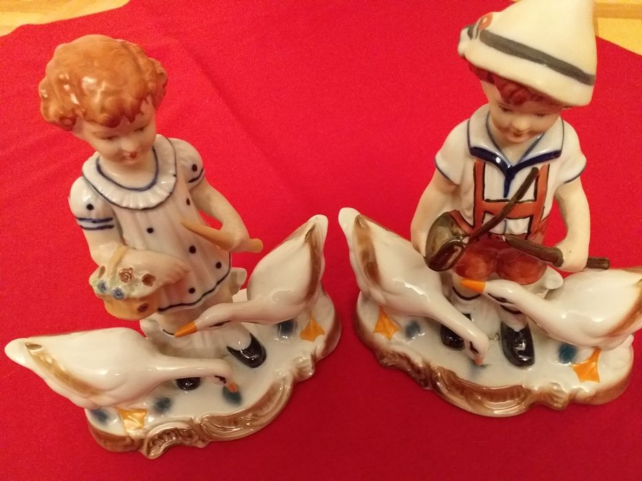 Piekna porcelanowa gęsiareczka i jej kolega gęsiarz