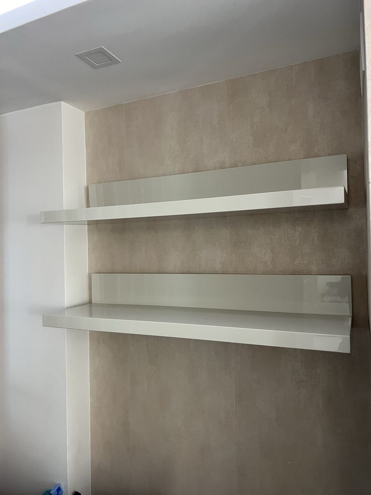 Estante com prateleiras branco lacado e estructura dourada