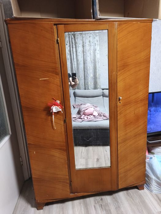 Віддам безкоштовно стару шафу. Самовивіз.