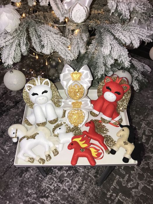 Новорічна іграшка на ялинку - подарунок. Кінь - символ року 2026