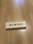 Domino w drewnianym opakowaniu