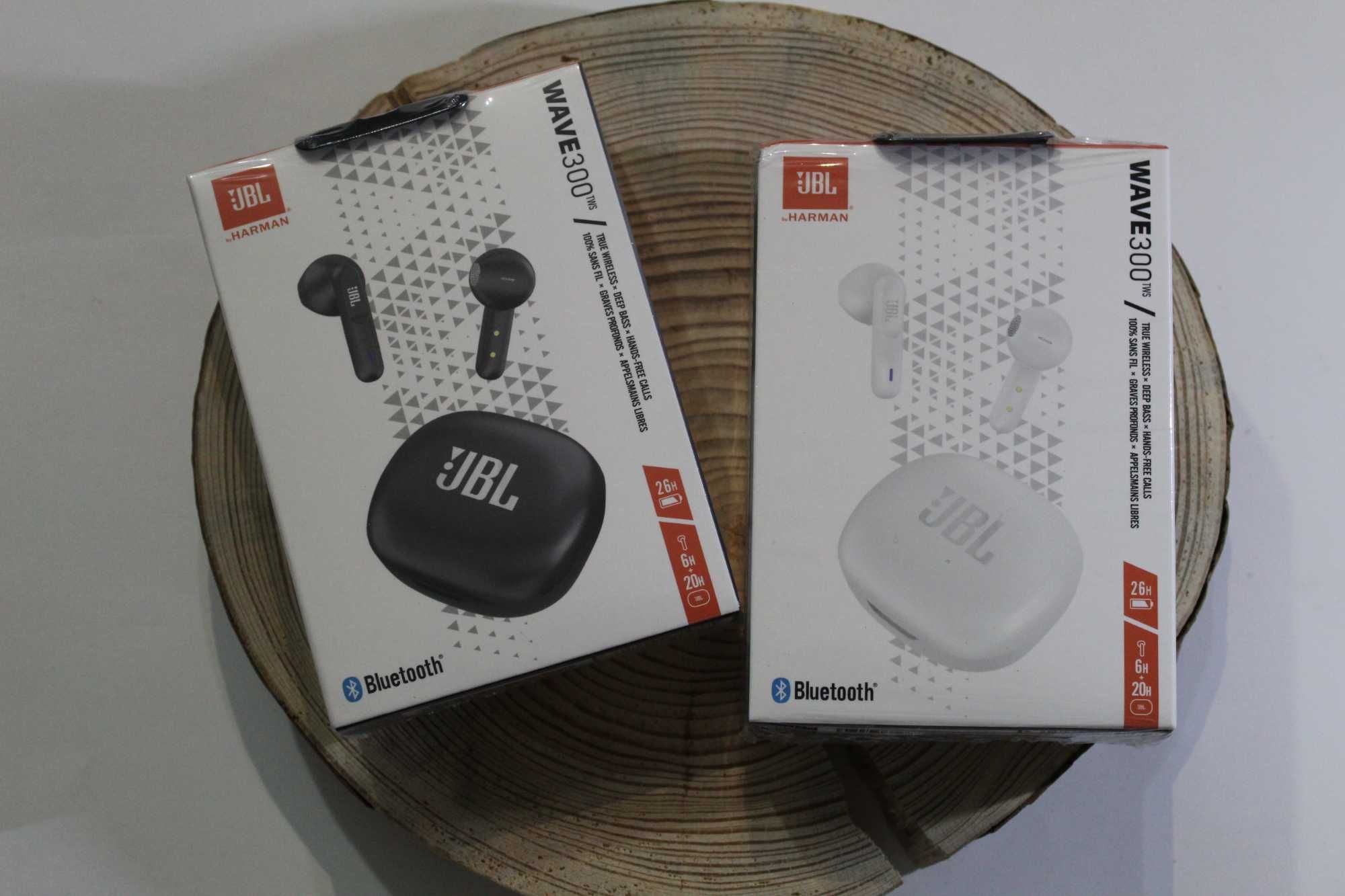 Бездротові bluetooth-навушники JBL Wave300TWS є чорні та білі