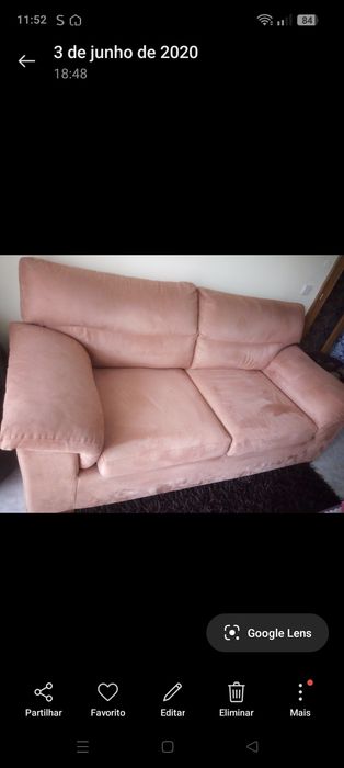 Sofá castanho caramelo e um puf, cómoda em madeira maciça