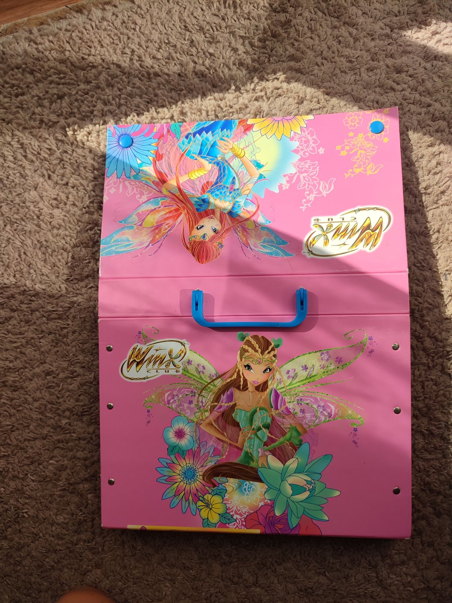 Usztywniana zapinana teczka Winx