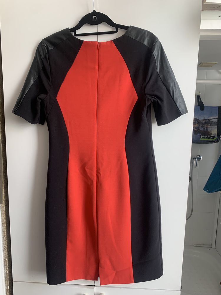 Vestido vermelho e com as laterais  em preto