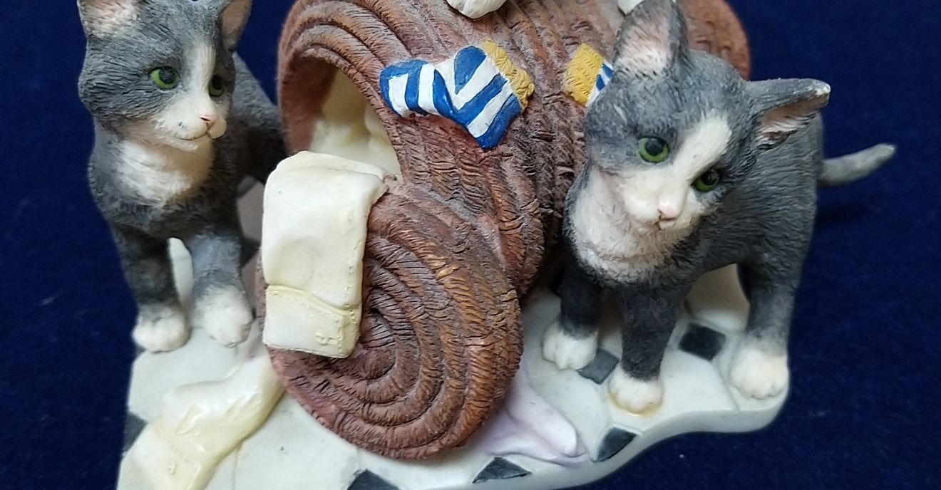 3 Gatos na cesta da roupa.