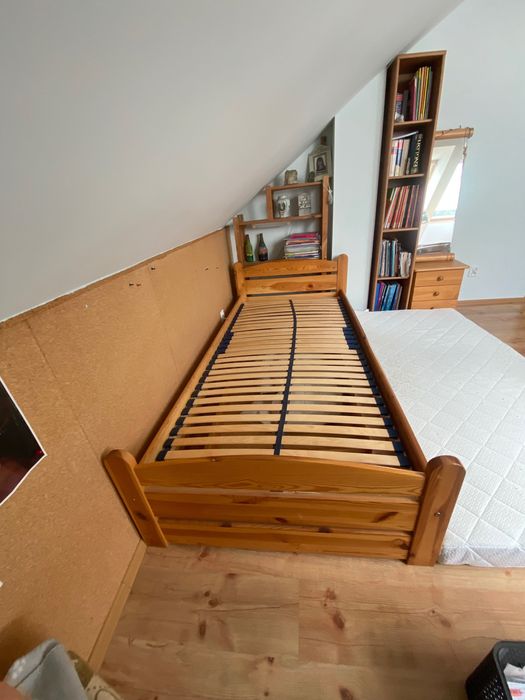 Meble sosnowe - łóżko z materacem, biurko