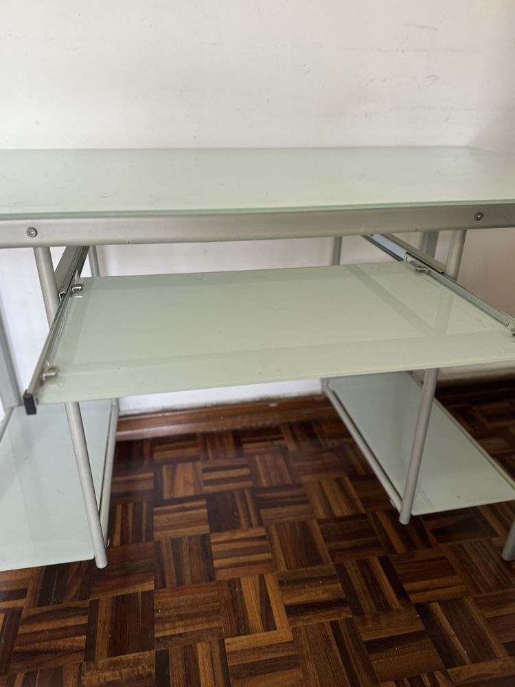 Secretaria de vidro fosco