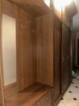Передпокій з шафою і дзеркалом у довгий коридор