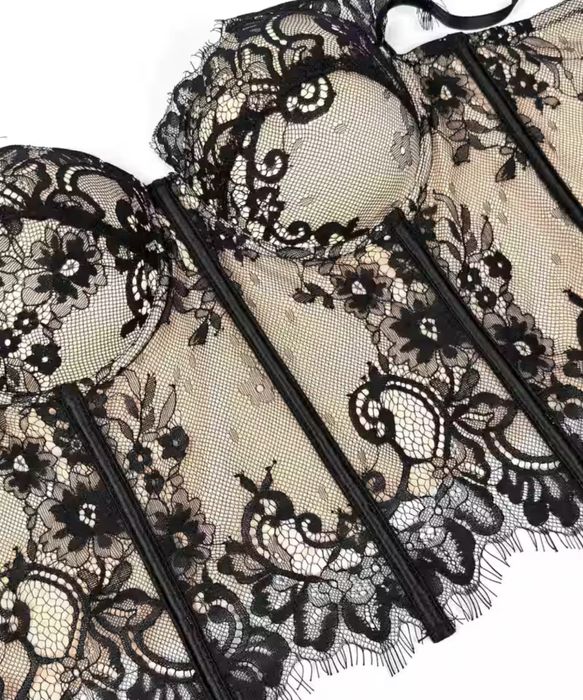 Чорний мереживний корсет