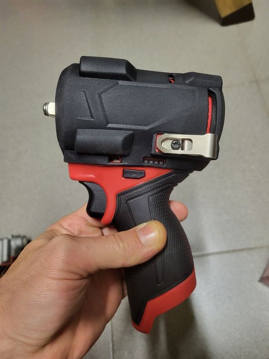 Гайковерт Milwaukee 2562 3/8 та 2563 1/2 m12