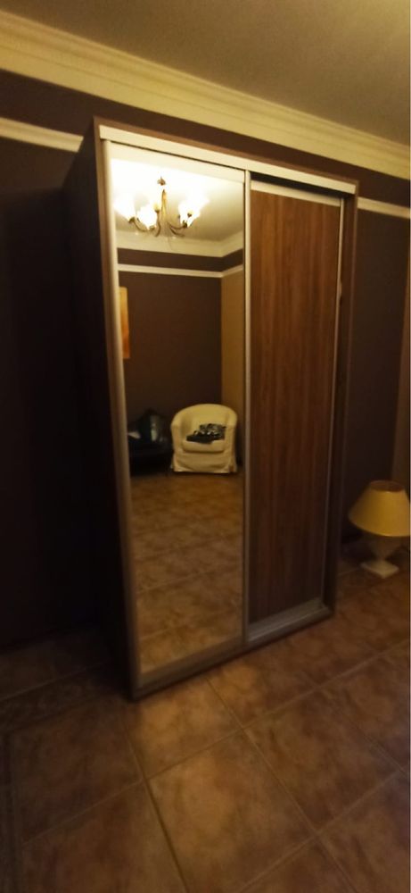 Szafa z lustrem i drzwiami przesuwnymi