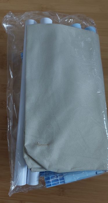 Leżanka dla kota na okno z przyssawkami
