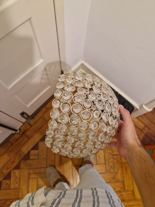 Abajour dourado com cristais decorativos