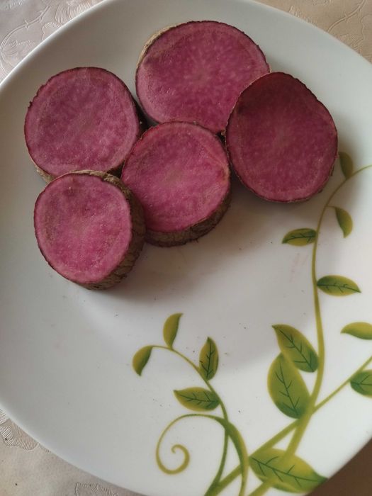 Ziemniaki różowe w środku małego kalibru