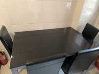 Mesa de vidro preto com 4cadeiras