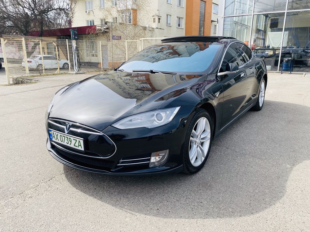 Tesla S Люк пневма.Возможен обмен.Авто либо недвижимость