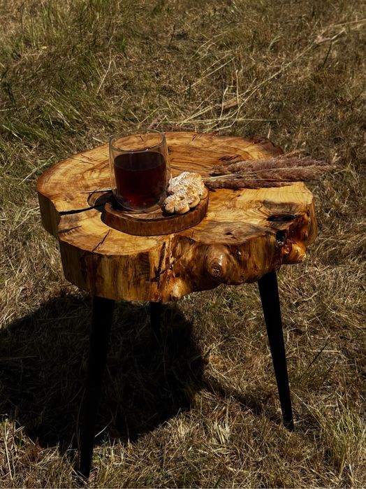 Столик кавовий (приліжковий) зі слебу з епоксидною смолою