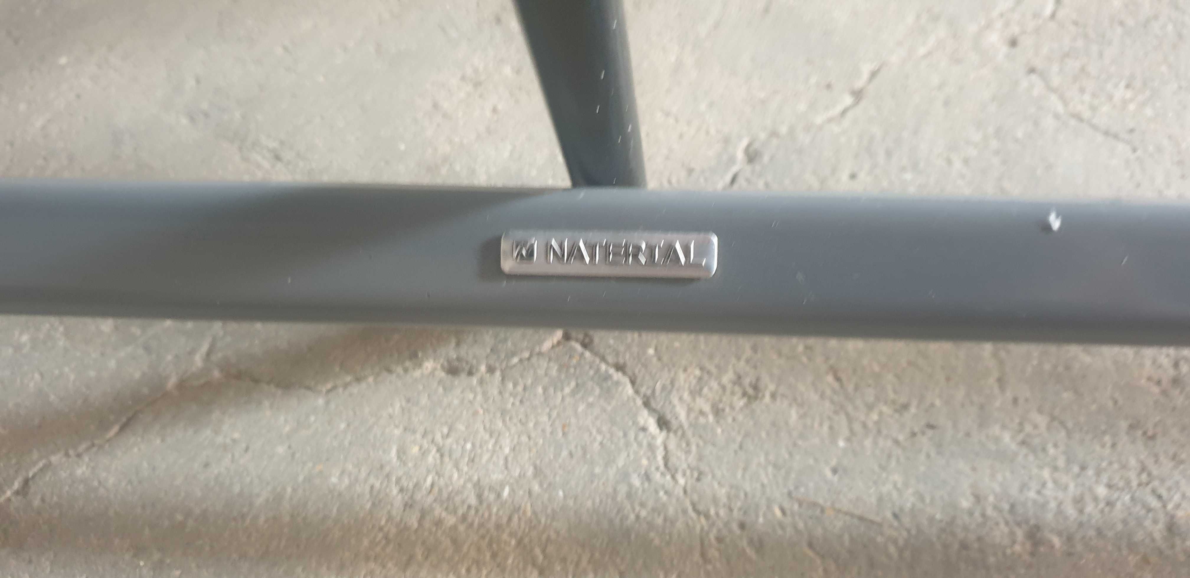 Mesa de metal NATERIAL com tampo de vidro + 4 cadeiras