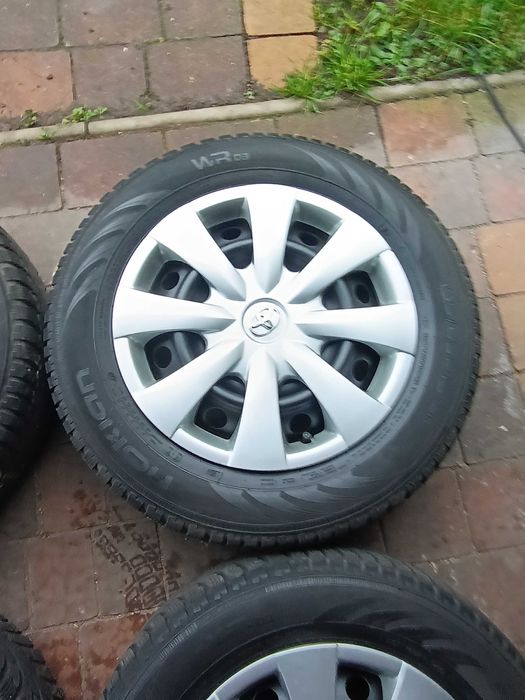 Felgi 5x114,3 z oponami zimowymi Nokian 195/65R15 stan bdb 4szt
