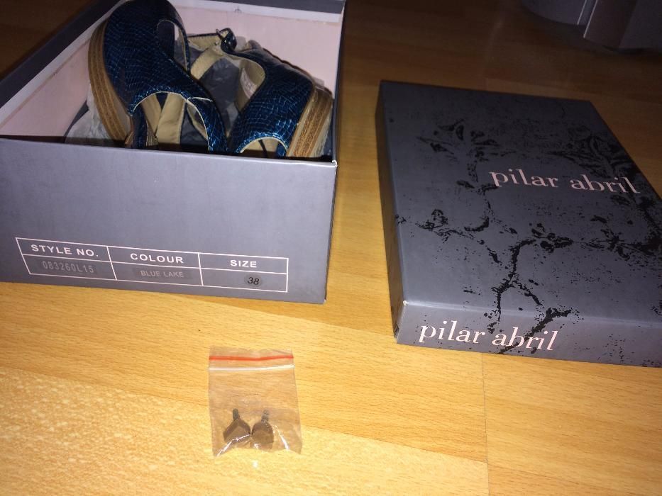 turkusowe szpilki bez pięty, Pilar Abril