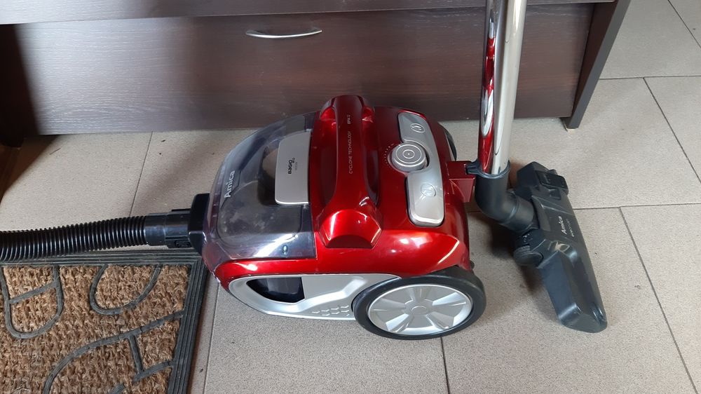 Odkurzacz bardzo dobrze odkurza wszystkie powierzchnie