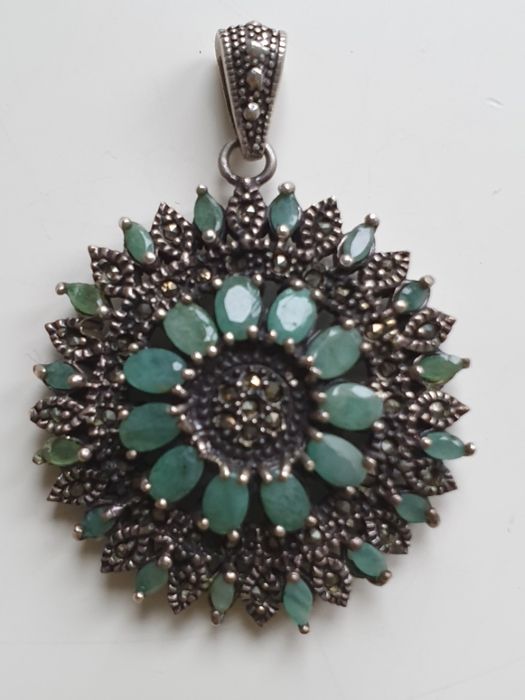Pendente em prata, marcasites e esmeraldas