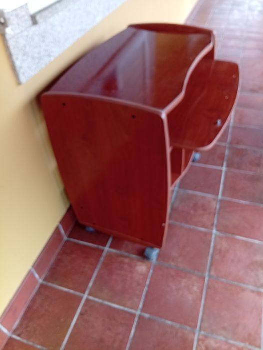 Móvel de computador como novo