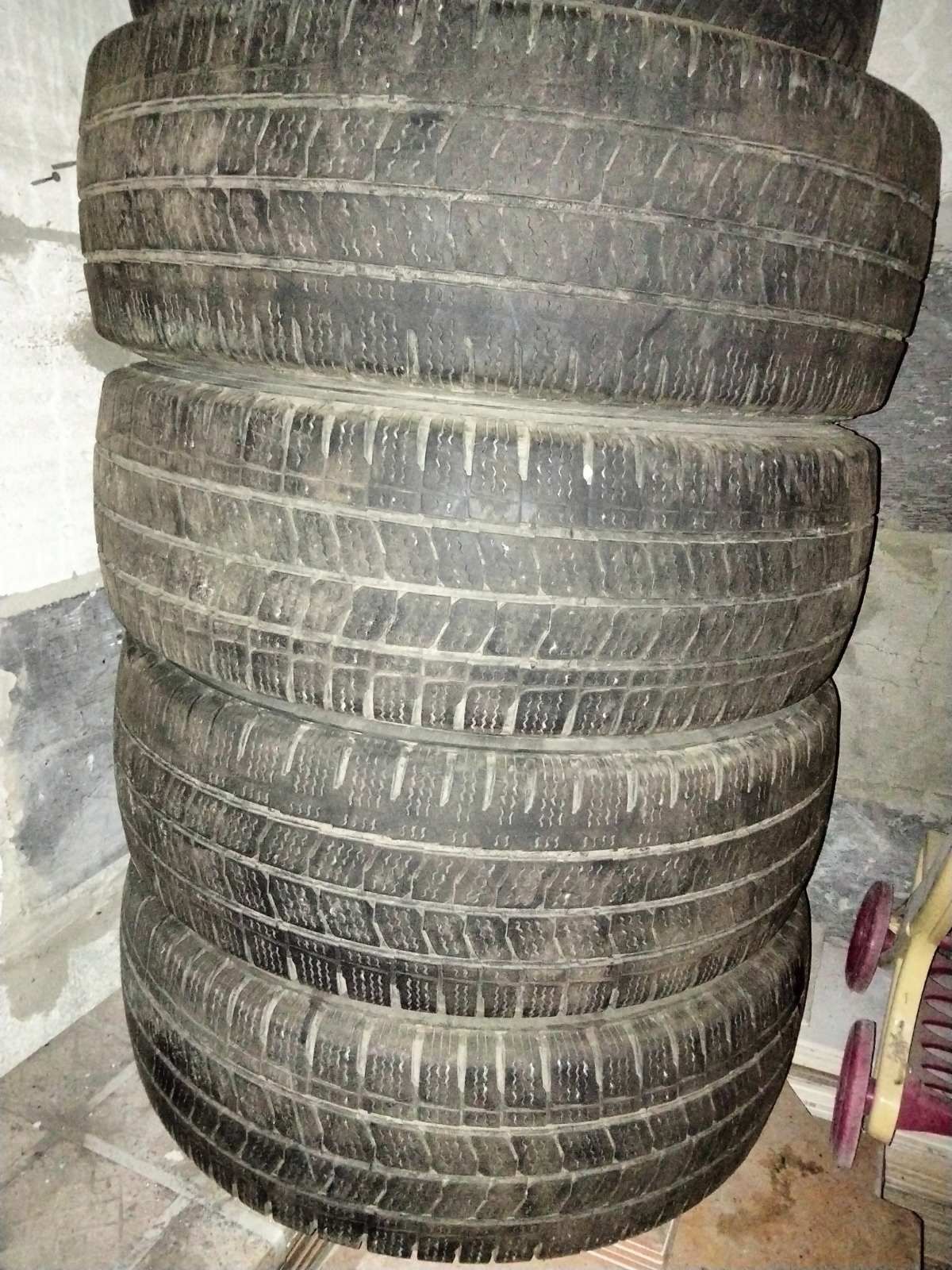 Продам шини 235/65 R16C